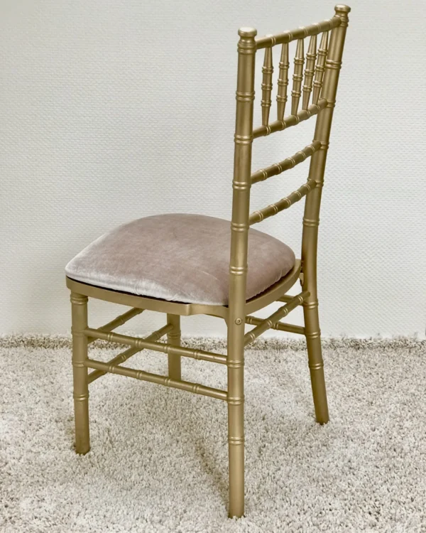 Chiavari kėdė su Latte spalvos veliūro pagalvėle