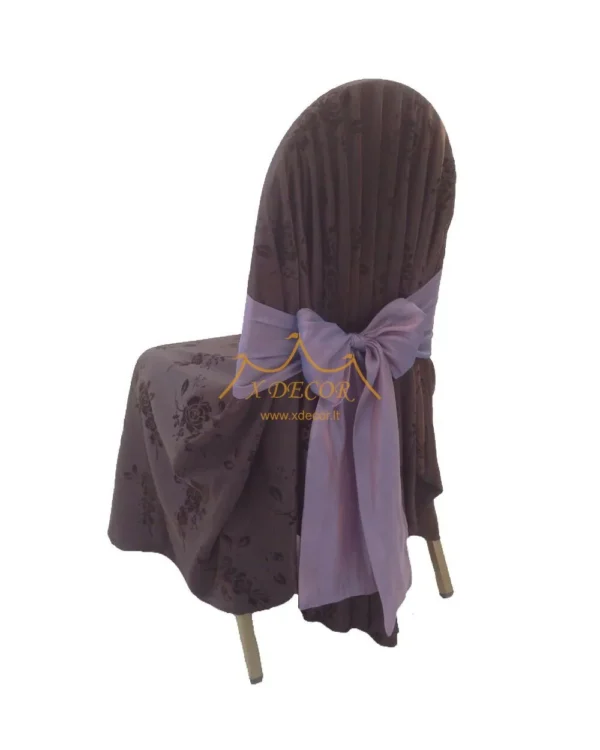 Su šviesiai violetinės spalvos kaspinu