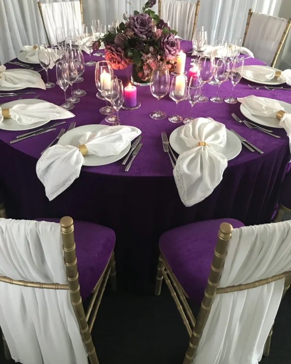 Violetinės veliūro staltiesė